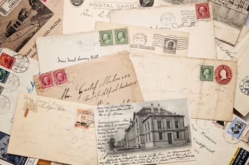 Fototapeta na wymiar Stara poczta i pocztówki