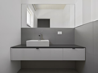 bagno moderno con grande specchio