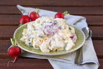 kartoffelsalat mit joghurtsauce und radieschen
