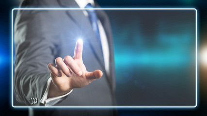 Geschäftsmann drückt virtuellen Knopf
