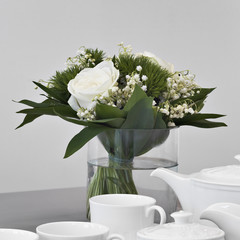 vaso di fiori bianchi