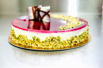 Torta panna fragola e pistacchio
