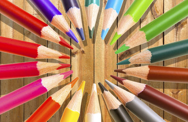 Naklejka premium crayons de couleurs sur fond bois