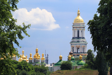 Fototapeta na wymiar golden domes of Kiev-Pechersk monastery