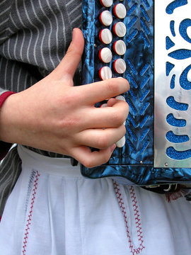 mano de ni&ntilde;a tocando la trikitixa acorde&oacute;n  folklore m&uacute;sica tradicional pa&iacute;s vasco 2337f