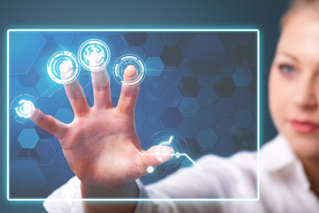 junge Geschäftsfrau mit virtuellem Interface