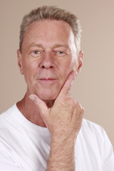 Attraktiver älterer Mann denkt nach