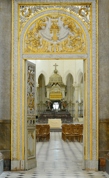 Blick in die Apsis der Klosterkirche Pontigny, Burgund