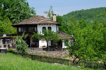 Fototapeta na wymiar Odrestaurowany średniowieczny dom w Bozhentsi