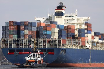 Containerschiff auf der Elbe