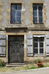 Fototapeta na wymiar Une vieille maison du village de Vézelay