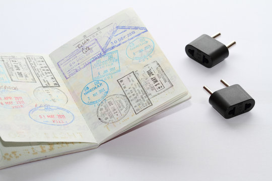 パスポートの査証と海外コンセント変換プラグ