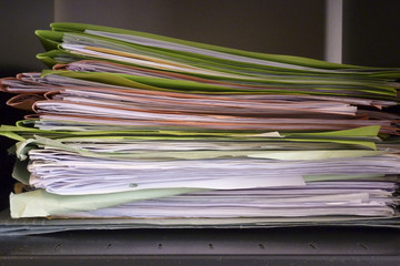 Pile de vieux dossiers