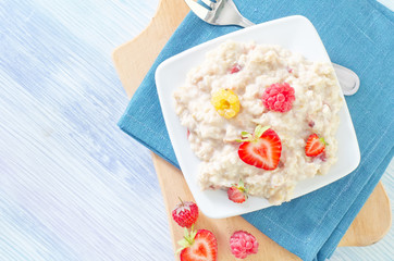 oat flakes with strawberry