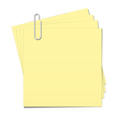 Notizzettel befestigt mit einer Büroklammer. Hintergrund weiß