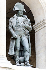 Naklejka premium Pomnik Napoleona Bonaparte. 10 kwietnia 2013 r. Paryż, Francja.