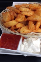 potato wedges with sweet chili sauce and sour cream