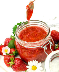 Leckerer Genuss: frisch gekochte Erdbeermarmelade
