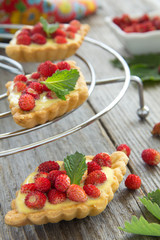 Tartlets with custard and strawberries.