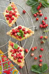 Tartlets with custard and strawberries.