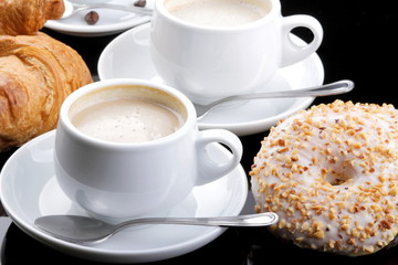 Ciambelle ,cappuccino e cornetti