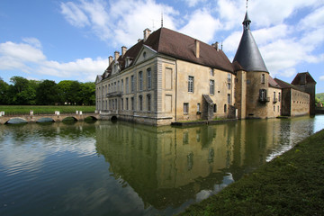Fototapeta na wymiar Reflets du chateau de Commarin (façade sud)