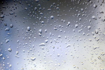 Gotas de agua sobre un cristal