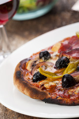 Closeup einer Pizza mit Rotwein