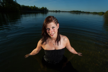 Fototapeta premium Frau in einem See