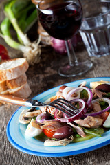 französischer Salat Nicoise auf einem Teller