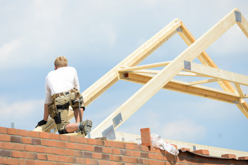 Bauarbeiter beim errichten eines Dachstuhls