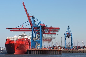 Containerschiff im Hafen