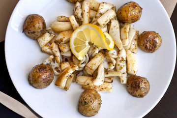 Chipiron, calamar, persillé, citron, pommes de terre