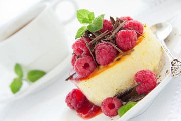 Cheesecake with raspberries and chocolate.