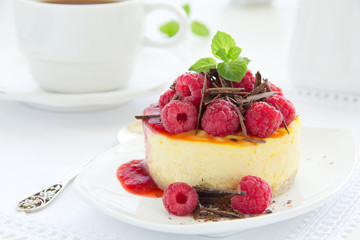 Cheesecake with raspberries and chocolate.