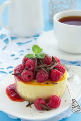 Cheesecake with raspberries and chocolate.