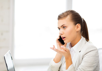 picture of confused woman with smartphone
