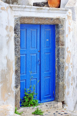 Fototapeta na wymiar Niebieski tradycyjnych drzwi opuszczonego domu w Pyrgos