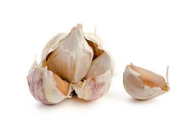 Aufgebrochene Knoblauchzwiebel