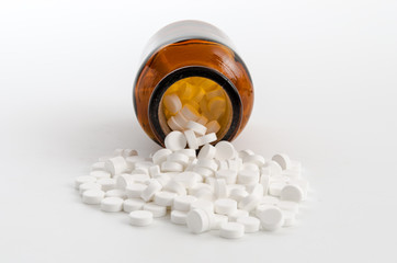 Gläschen mit Tabletten