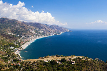 Fototapeta na wymiar Piękne zielone góry na wybrzeże Sycylii. Bella italia serie