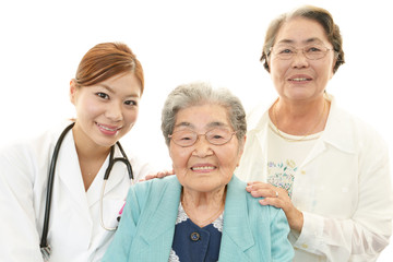 笑顔の高齢者と女医