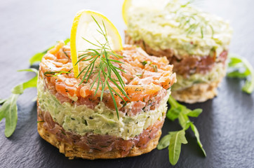 Tatar mit LAchs und Avocado