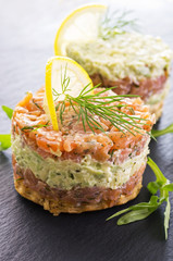 tatar mit LAchs und avocado