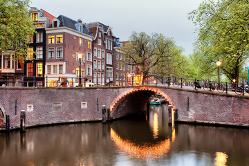 Obraz premium Canal Bridge in Amsterdam at Evening
