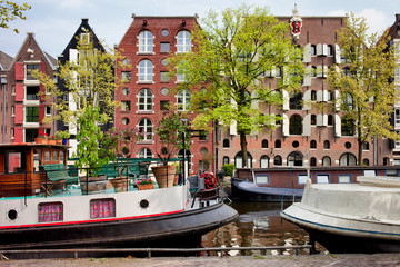 Fototapeta na wymiar Houseboats and Houses on Brouwersgracht Canal in Amsterdam