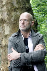 Mann verschrenkt die Arme