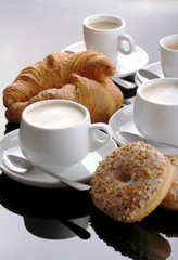 Ciambelle ,cappuccino,cornetti e caffè
