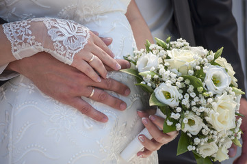 Obraz na płótnie Canvas Hands of the groom and the bride with wedding rings