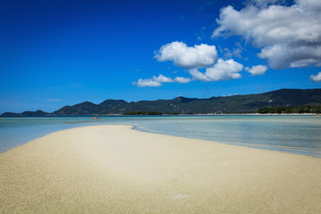 Песчаная коса в море